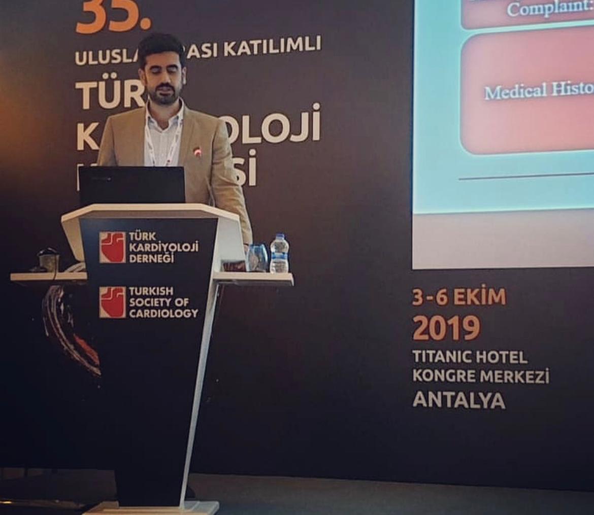 Dr. Vedat Çiçek, 35. Uluslararası Katılımlı Türk Kardiyoloji Kongresi'nde sunum yaparken